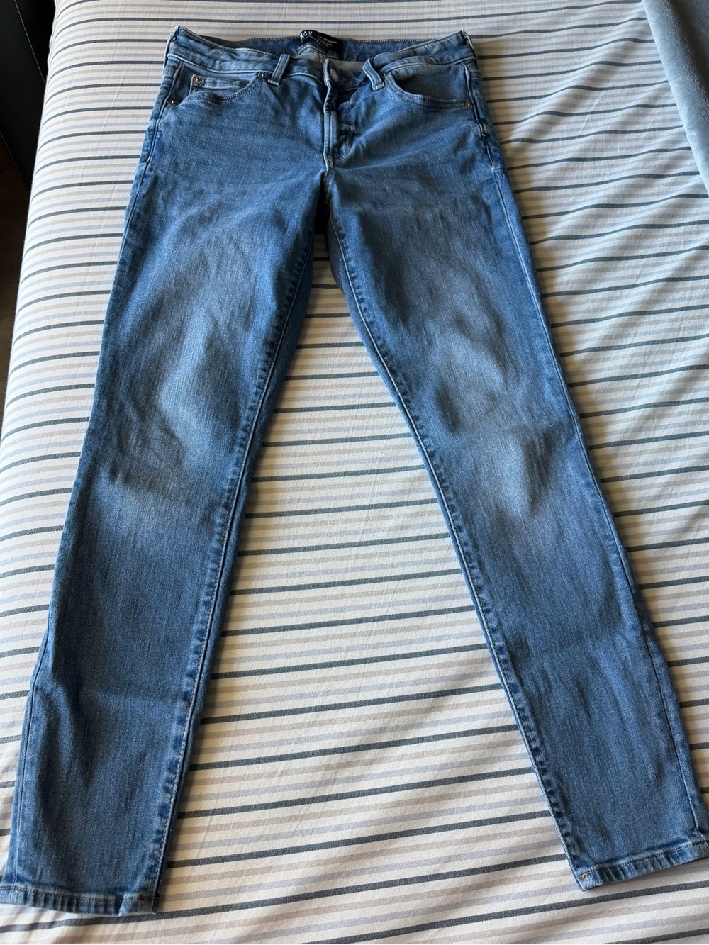 GAP Women's Skinny Jeans in Medium Blue Wash